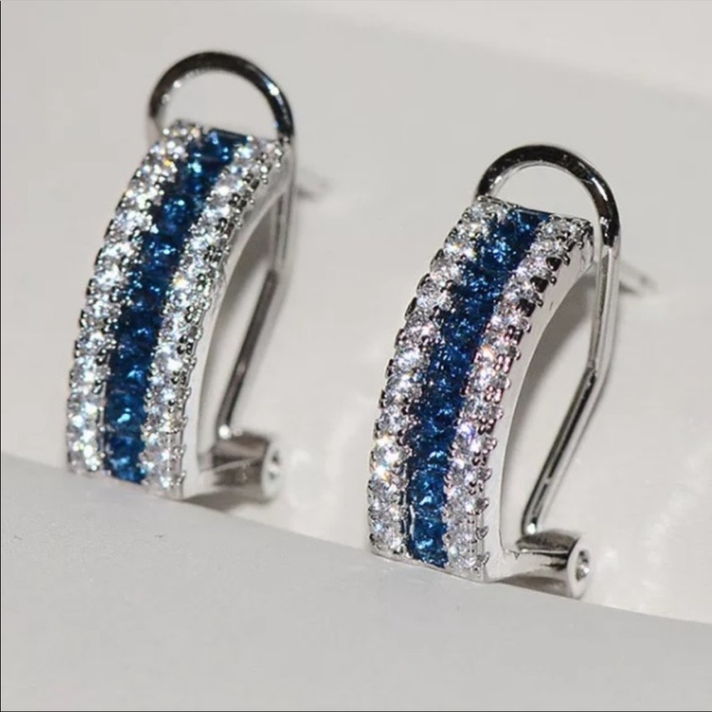 NEW 18K WHITE GOLD DIAMOND STUD EARRINGS - Picture 4 of 5